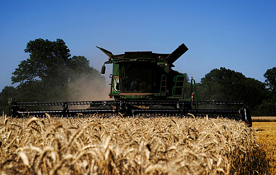 Kombajn John Deere při sklizni ozimé pšenice poblíž Skedee v Oklahomě (13....