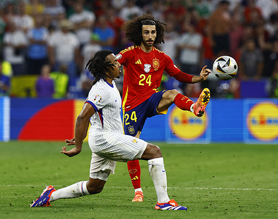 panlský obránce Marc Cucurella v akci bhem semifinálového utkání Eura proti...