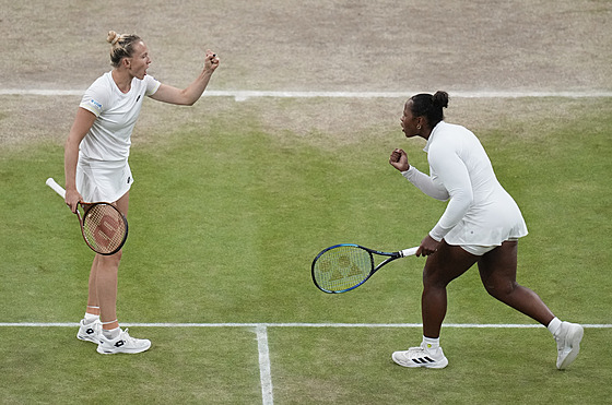 Kate�ina Siniaková (vlevo) s Ameri�ankou Taylor Townsendovou, archivní snímek