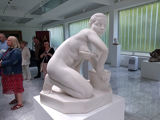 Jan �tursa: Dívka myjící si prs. Galerie plastik Ho�ice