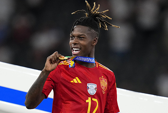 panlský útoník Nico Williams po finále Eura ukazuje zlatou medaili.