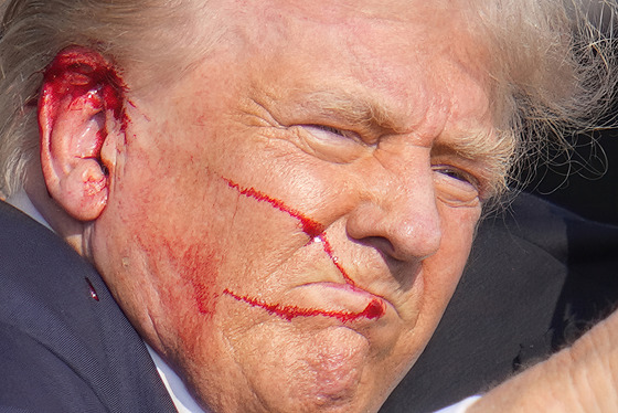 Donald Trump byl post�elen do ucha na p�edvolebním mítinku v Pensylvánii. (14....