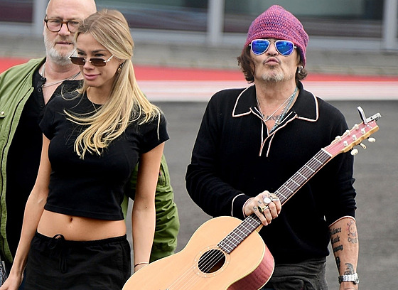 Johnny Depp s Julií Vlasovovou v Londýně (11. července 2024)