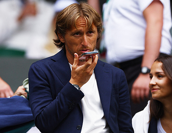 Fotbalista Luka Modri� sleduje semifinále Wimbledonu mezi Carlosem Alcarazem a...