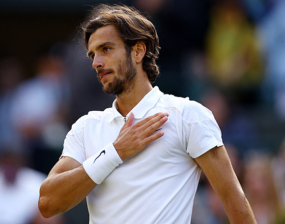 Lorenzo Musetti slaví postup do semifinále Wimbledonu.