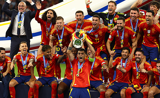 �pan�l�tí fotbalisté spolu s trenérem se radují z vít�zství Eura 2024.