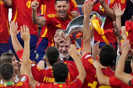 Král panlska Filip VI. zvedá nad hlavu vítznou trofej.