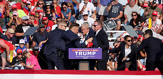 Donald Trump byl postelen do ucha na pedvolebním mítinku v Pensylvánii. (14....
