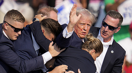 Donald Trump byl postelen do ucha na pedvolebním mítinku v Pensylvánii. (14....