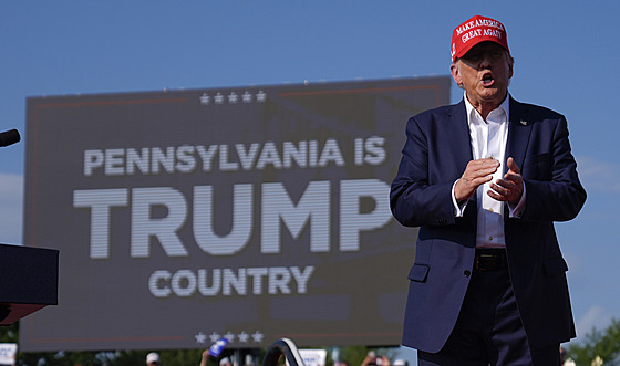 Prezidentský kandidát Donald Trump pár okamik ped pokusem o atentát (14....