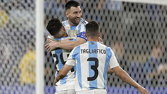 Argentinský kapitán Lionel Messi (uprost�ed) se raduje se spoluhrá�i z gólu v...