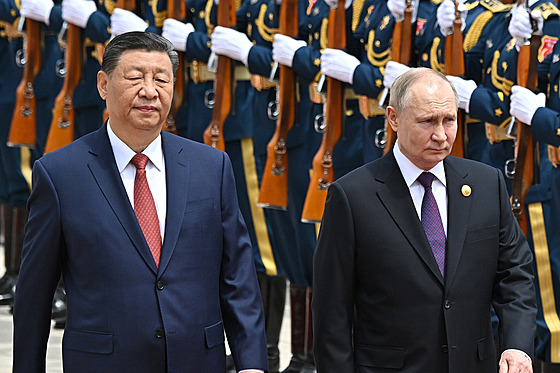 Ruský prezident Vladimir Putin a jeho ínský protjek Si in-pching v Pekingu....