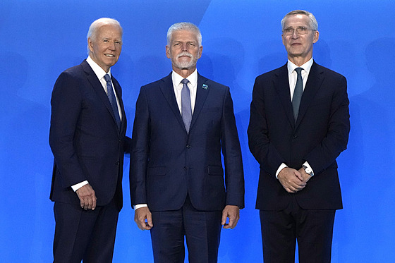 eský prezident Petr Pavel na summitu NATO s generálním tajemníkem Jensem...