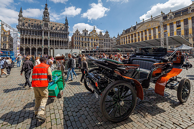 Znaveným koním a hnoji v Bruselu odzvonilo. Turisty vozí elektrické kočáry