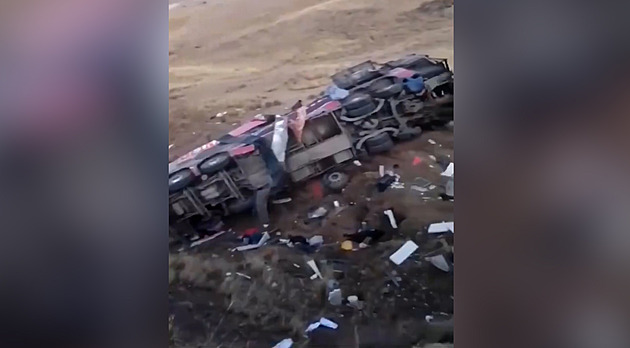 Na jihu Peru havaroval autobus, zemřelo nejméně 21 lidí