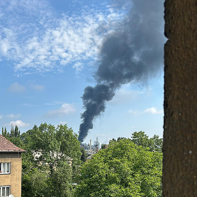 V Ostravě hořela věž vedle chemičky, hustý dým byl vidět na kilometry daleko