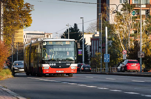 Autobusy neprojedou, strážníci odmítli odtah, tvrdí DPP. Je to jinak, zní reakce