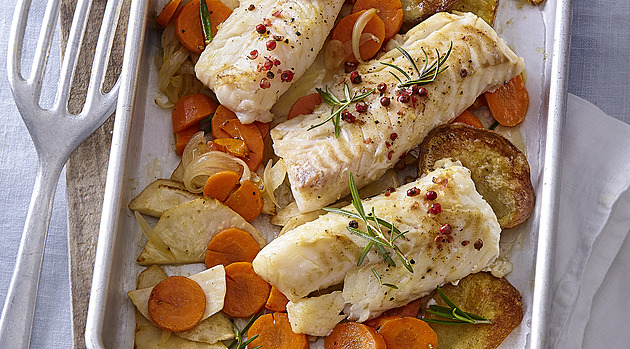 Treska zapečená s celerem, karotkou a bramborami