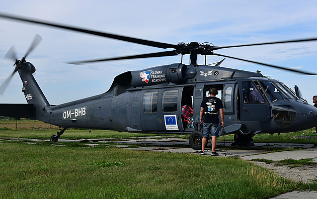 České vrtulníky bojující s požáry se v Bulharsku přesunuly chránit obydlenou oblast