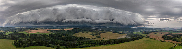 Supercela urazila 200 kilometrů, žasnou meteorologové. Vznikl i obrovský fotogenický mrak