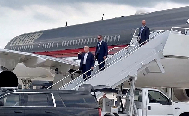 Trump dorazil na sjezd do Milwaukee, po atentátu upravil projev