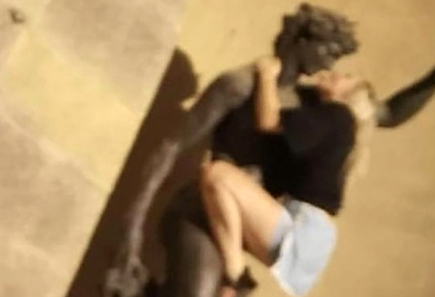 Neukázněná turistka ve Florencii vylezla na sochu, napodobovala s ní sex