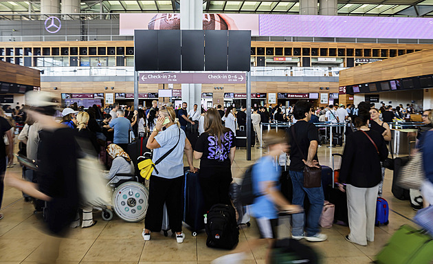 Kolaps bank i letišť kvůli IT problémům: Aerolinky žádají uzemnění všech letů