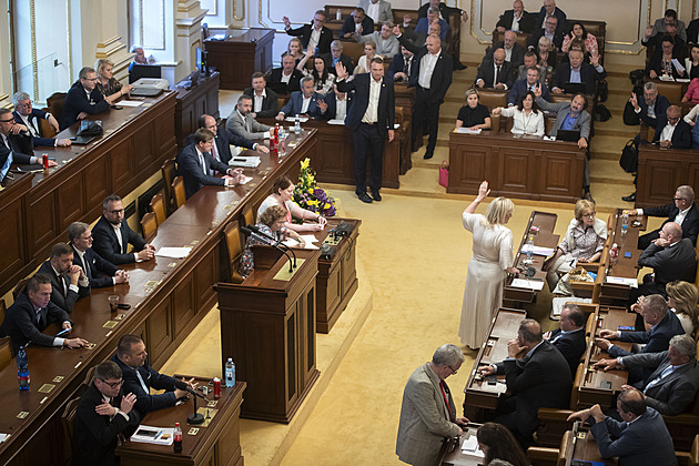 Mela na mnoha frontách. Situace zhruba rok před klíčovým hlasováním do sněmovny je otevřená