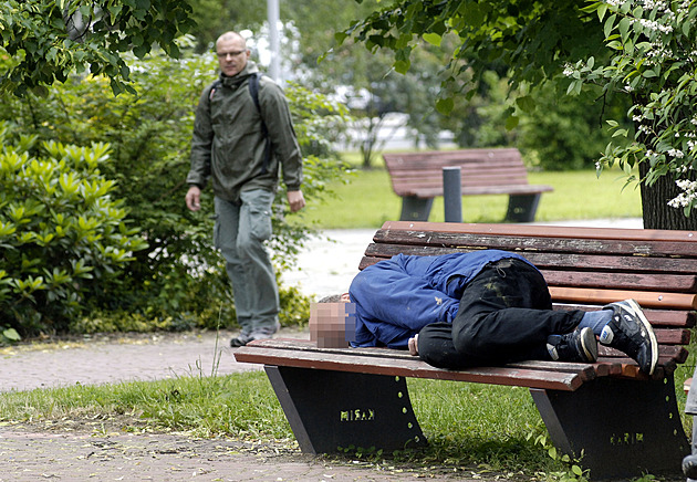 Relax v parku? Městskou zeleň zabrali bezdomovci, lavičky jsou trvale obsazené