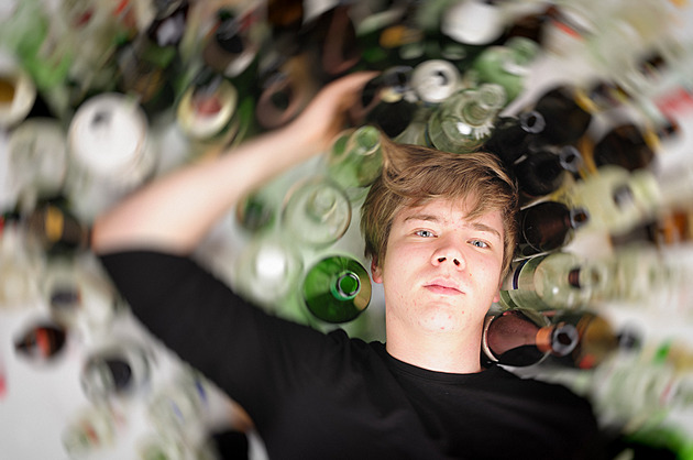 K patnáctinám lahev. České děti dál pijí alkohol nadmíru, závislých jsou stovky