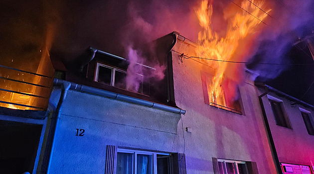 Při požáru domu šlehaly plameny z oken, zranili se dva obyvatelé i dva hasiči