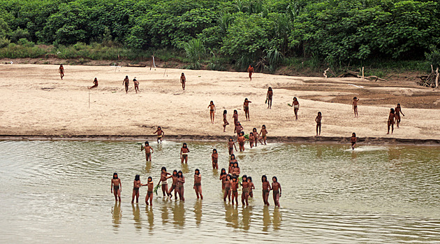 Izolovaný kmen v Amazonii prchá z pralesa před těžaři, ukazují unikátní snímky