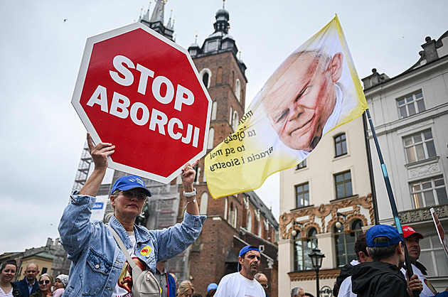 Polsko odmítlo zákon o dekriminalizaci pomoci při potratech, neprošel těsně