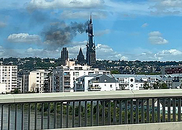 V katedrále v Rouenu na severu Francie hoří, hasiči mají požár pod kontrolou