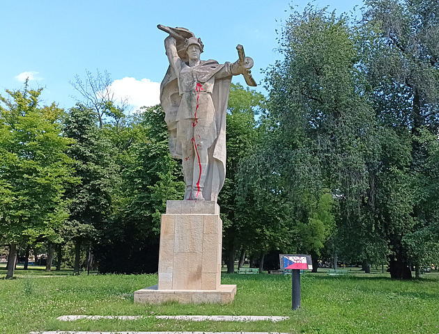 Pryč s ní. V žádném případě. V Litoměřicích se přou o sochu sovětského vojáka