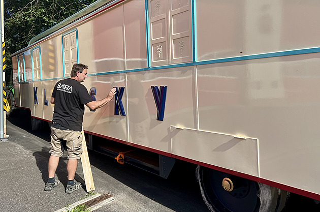 Na bok vozu restaurátoi vrátili velká písmena, kterými je vyvedeno jméno...