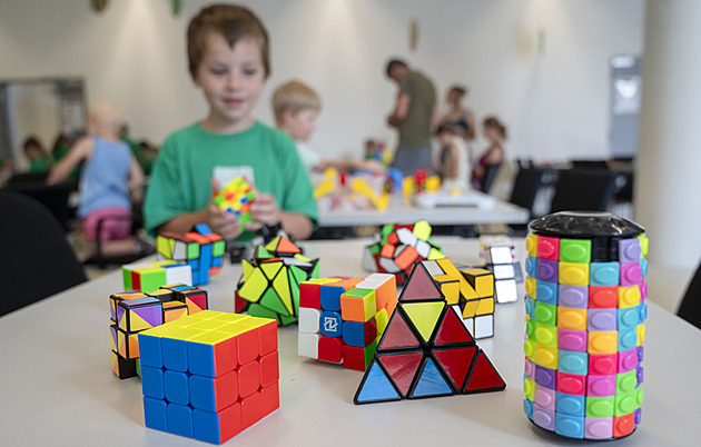 Svět hlavolamů ve Zlíně ukazuje smyslové hračky a oslavuje Rubikovu kostku