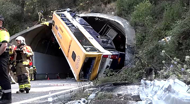 U Barcelony havaroval autobus, pětadvacet lidí skončilo v nemocnici