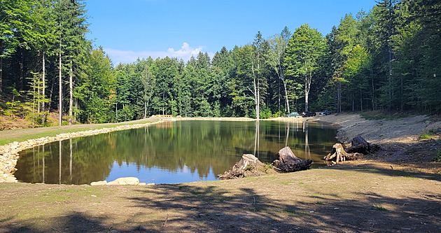 Návštěvníky Jizerek láká rybník Perlík, názvem připomíná měděné doly