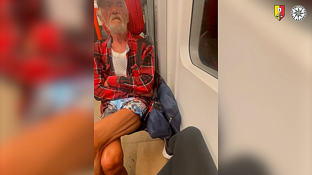Onanoval před cestujícími v metru. Policie hledá muže s vytetovanou lebkou