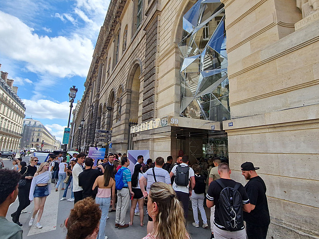 Samsung musel s novinkami do pouzavírané Paříže. Vybral si prestižní místo