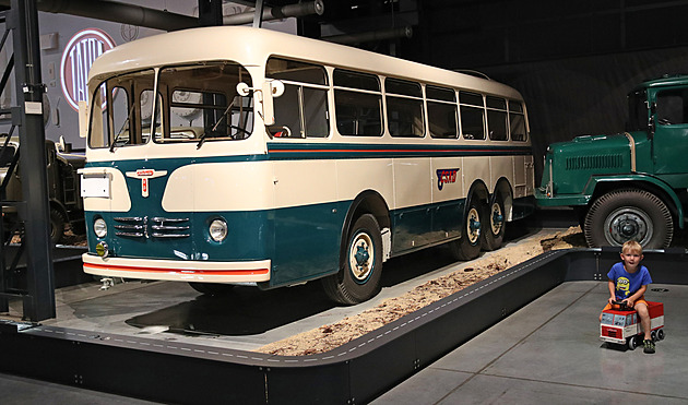Muzeum nákladních tatrovek nově zdobí horský autobus, obnova trvala tři roky