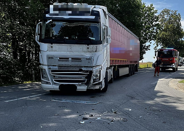 Motorkář u Veselí nepřežil střet s kamionem, tah na Třeboň bude hodiny zavřený
