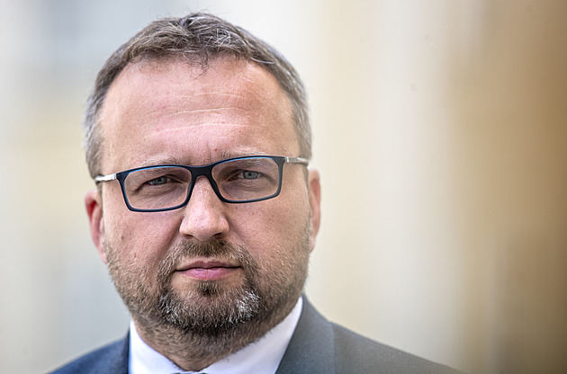Ministr Jurečka prosadil zrušení zaručené mzdy v soukromém sektoru