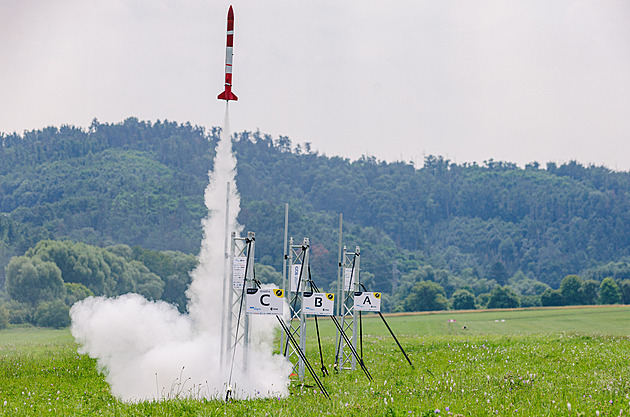 Vydrží syrové vejce start i přistání? Mladí konstruktéři předvedli své rakety