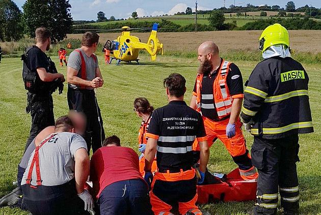 U Sušice spadl paraglidista, vrtulník ho přepravil do nemocnice v Plzni