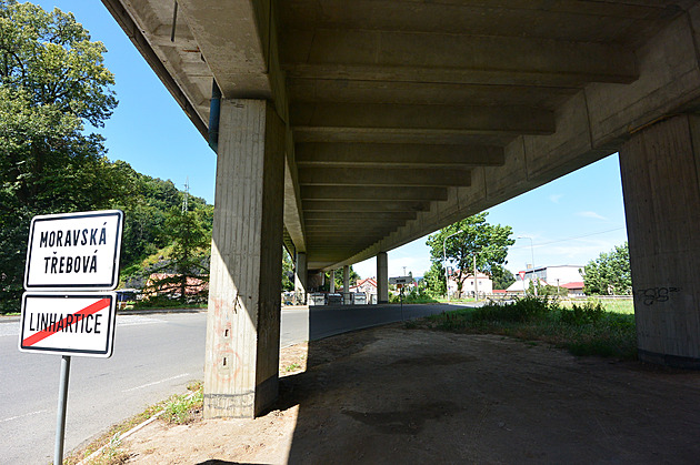 Most na vytíženém tahu na Moravu je ve špatném stavu, čeká se na dostavbu D35