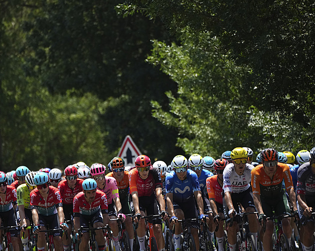 ONLINE: Zatím klidný den na Tour de France. Peloton jede pohromadě