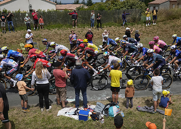 ONLINE: Drama na Tour. Peloton v etapě trápí vítr, Ayuso kvůli nemoci končí