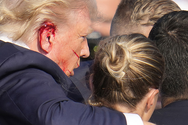 Ženy do ochranky nepatří, kritizuje americká pravice zákrok při atentátu